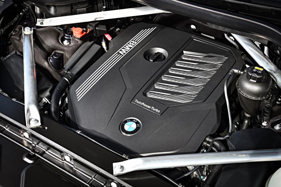 Моторный отсек BMW X7 xDrive40i Design Pure Excellence (G07) 2019 года  (NA) (фото 40 из 42)